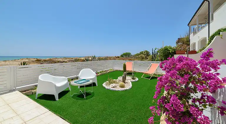 Amelia, seafront villa overlooking the beach