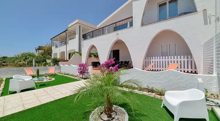 Amelia, seafront villa overlooking the beach