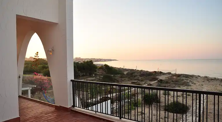 Amelia, seafront villa overlooking the beach