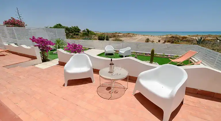 Amelia, seafront villa overlooking the beach
