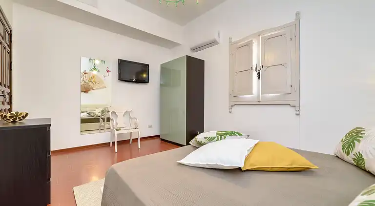 Amelia, seafront villa overlooking the beach