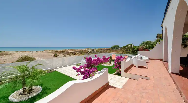 Amelia, seafront villa overlooking the beach