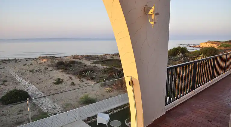 Amelia, seafront villa overlooking the beach