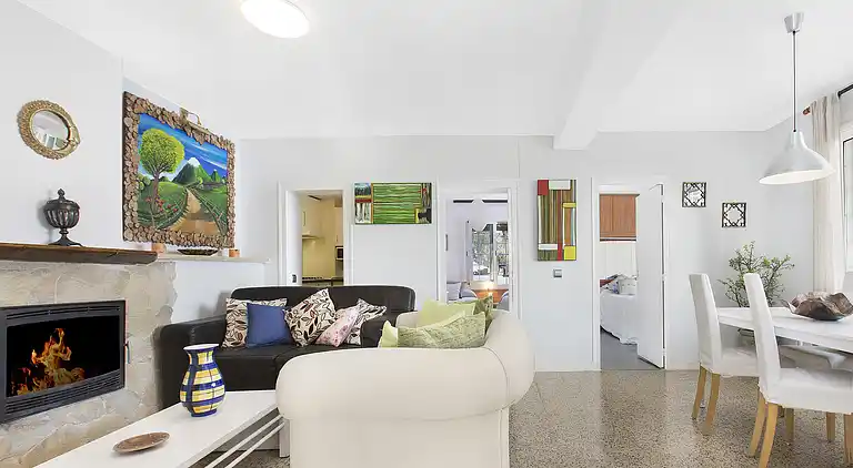 Beautiful house with private swimming pool with sea views.