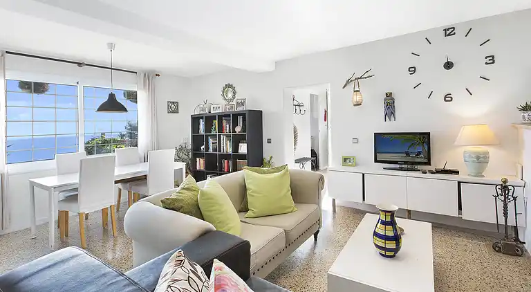 Beautiful house with private swimming pool with sea views.