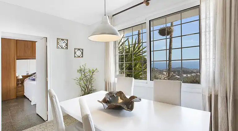 Beautiful house with private swimming pool with sea views.