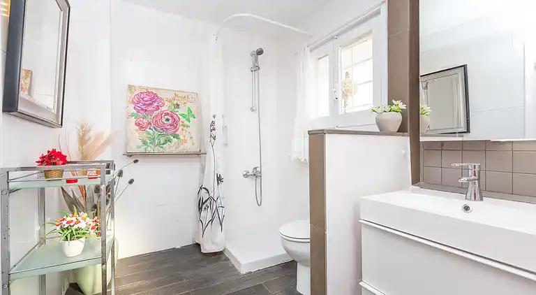 Beautiful house with private swimming pool with sea views.