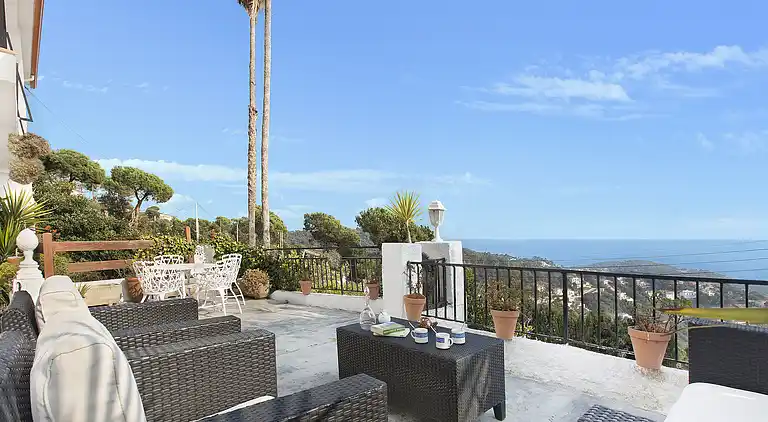 Beautiful house with private swimming pool with sea views.