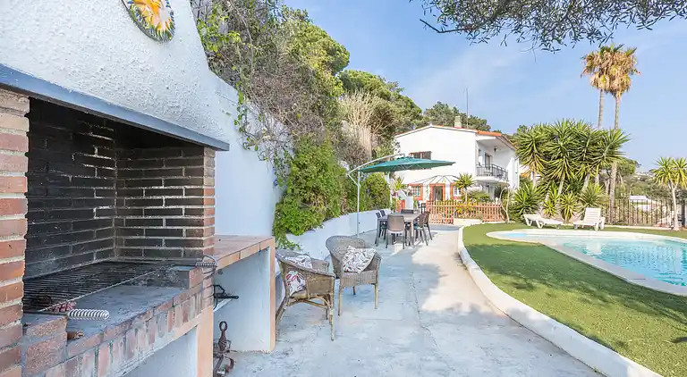 Beautiful house with private swimming pool with sea views.