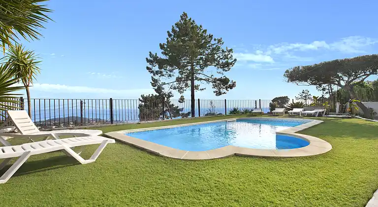 Beautiful house with private swimming pool with sea views.