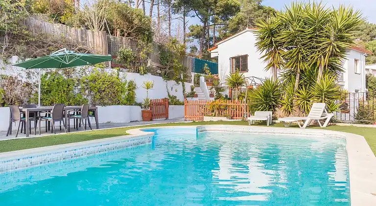 Beautiful house with private swimming pool with sea views.