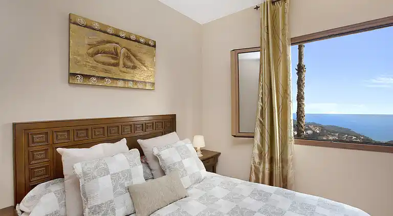 Beautiful house with private swimming pool with sea views.