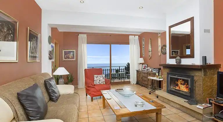 Beautiful house with private swimming pool with sea views.