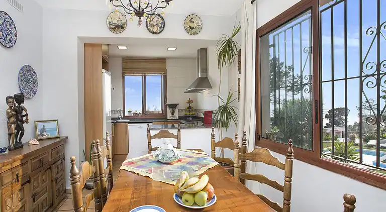 Beautiful house with private swimming pool with sea views.