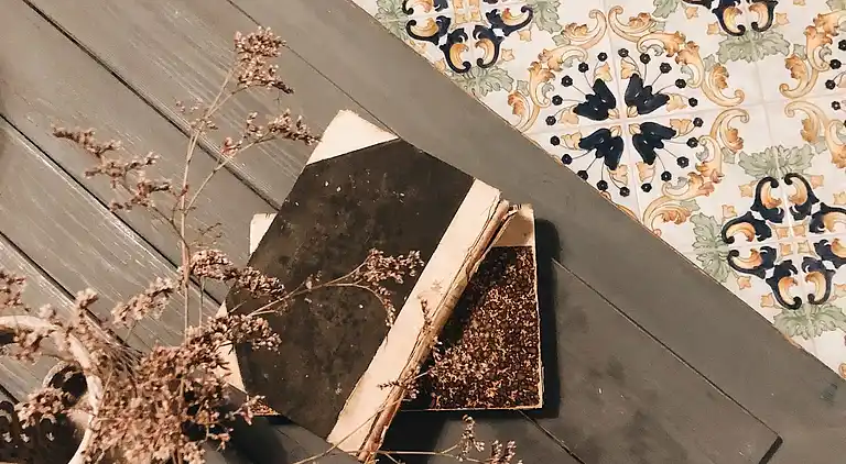 Exclusive apartment in an ancient villa facing the sea