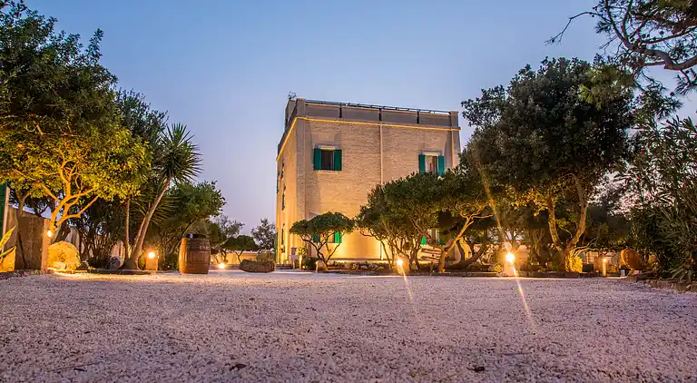 Exclusive apartment in an ancient villa facing the sea