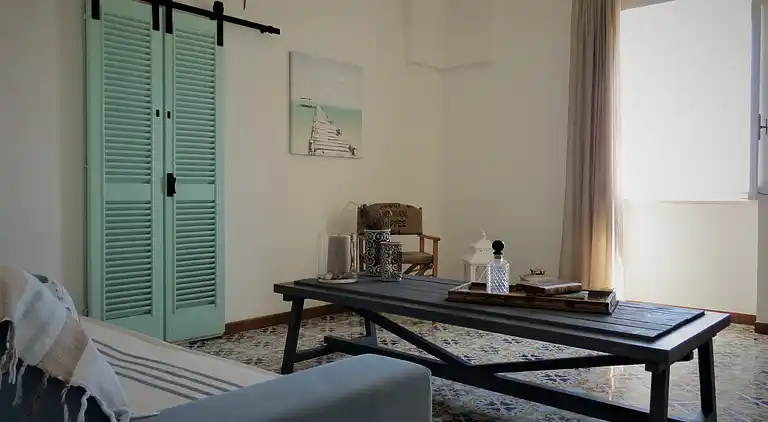 Exclusive apartment in an ancient villa facing the sea