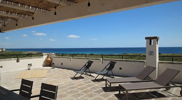 Exclusive apartment in an ancient villa facing the sea