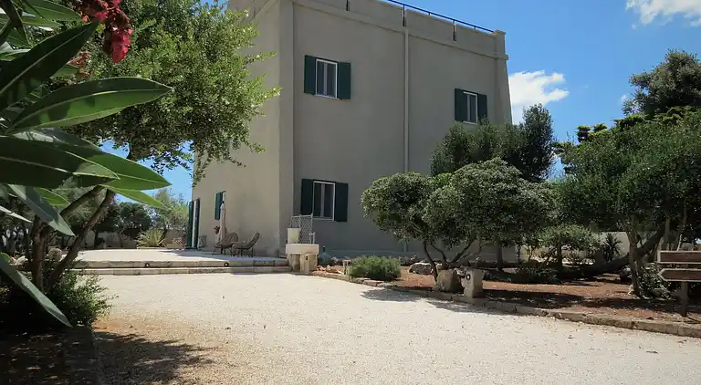 Exclusive apartment in an ancient villa facing the sea