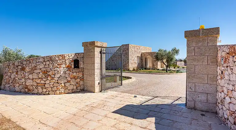 Leukos, charmant villa in Salento with exclusive pool.