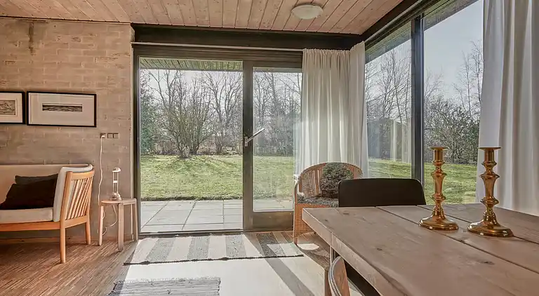 Natursmukt sommerhus nær vandet