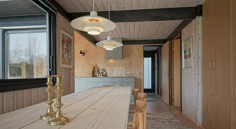 Natursmukt sommerhus nær vandet