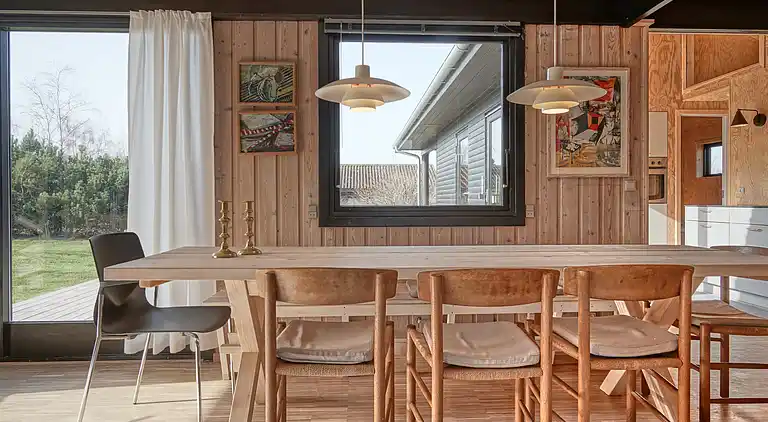 Natursmukt sommerhus nær vandet