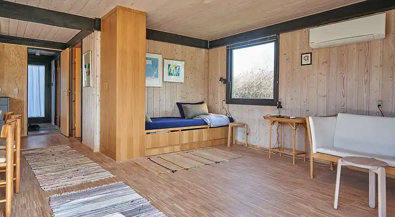 Natursmukt sommerhus nær vandet