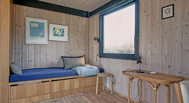 Natursmukt sommerhus nær vandet