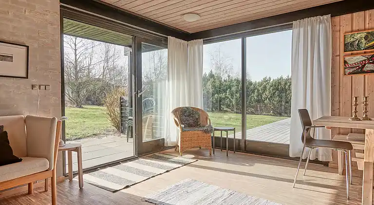 Natursmukt sommerhus nær vandet