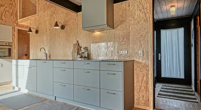 Natursmukt sommerhus nær vandet