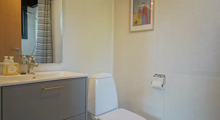 Natursmukt sommerhus nær vandet