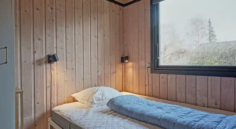 Natursmukt sommerhus nær vandet