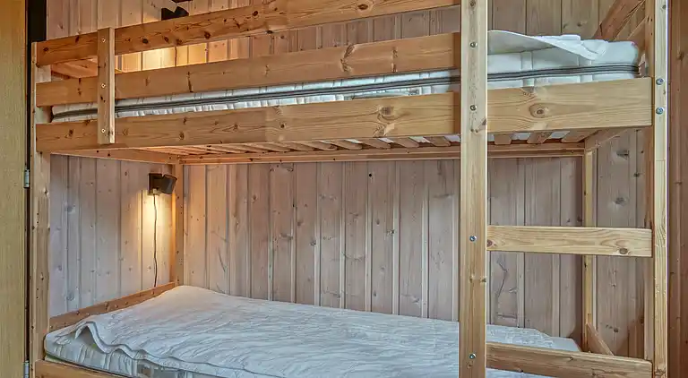 Natursmukt sommerhus nær vandet