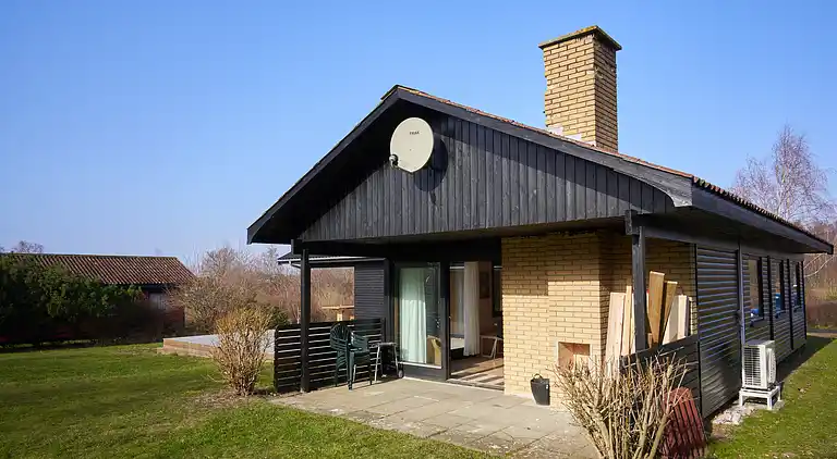 Natursmukt sommerhus nær vandet