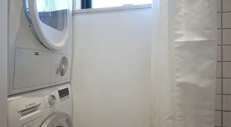 Natursmukt sommerhus nær vandet