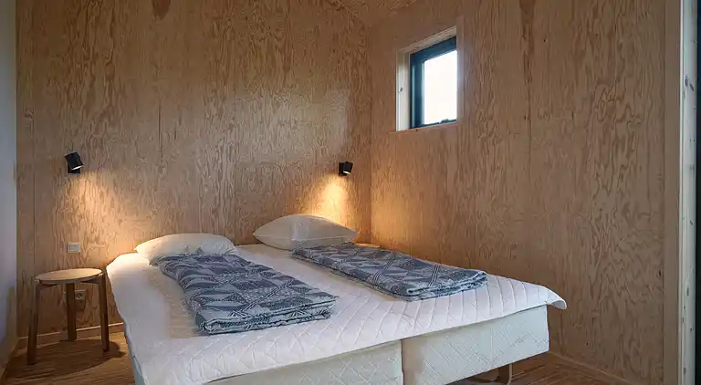 Natursmukt sommerhus nær vandet