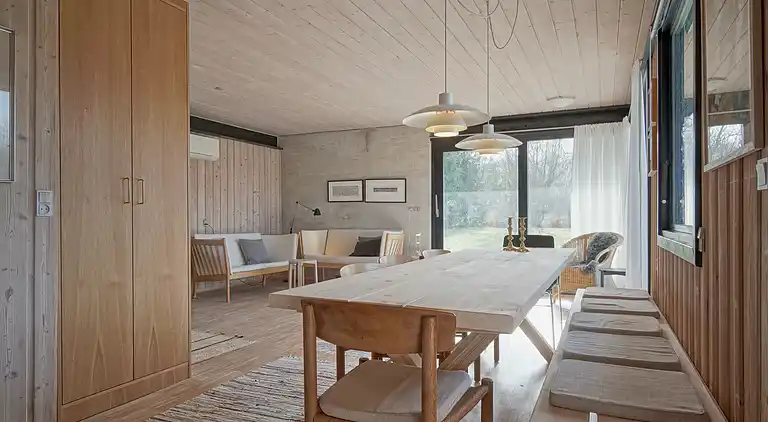 Natursmukt sommerhus nær vandet