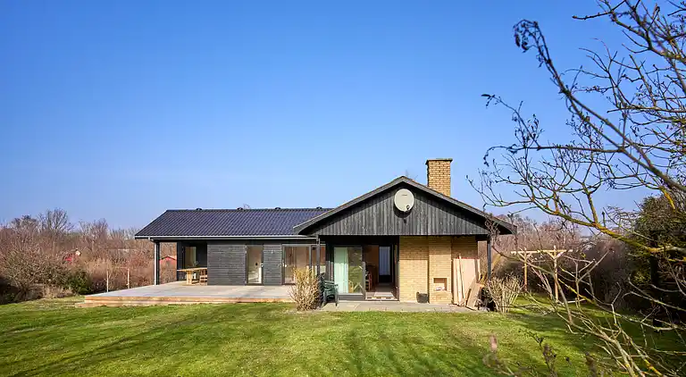 Natursmukt sommerhus nær vandet