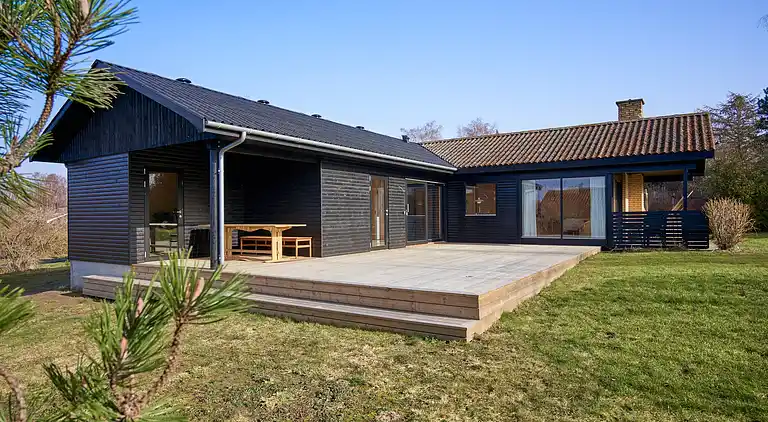 Natursmukt sommerhus nær vandet