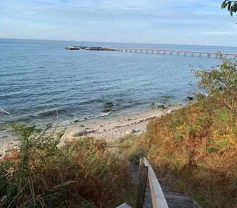 Natursmukt sommerhus nær vandet