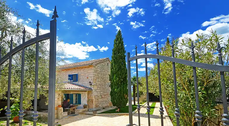 Beautiful Istrian stone house with private pool and garden 
