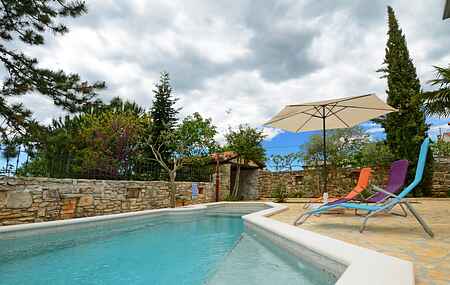 Vakkert Istrisk stenhus med privat basseng og hage