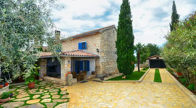 Beautiful Istrian stone house with private pool and garden 