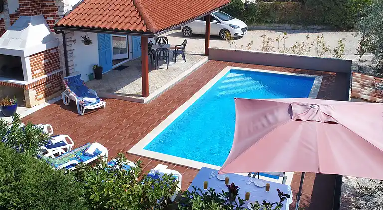 Smukt sommerhus med privat pool og have