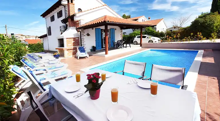 Smukt sommerhus med privat pool og have