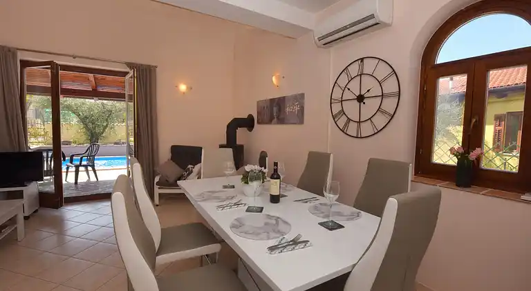 Smukt sommerhus med privat pool og have