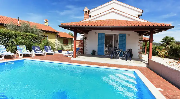 Smukt sommerhus med privat pool og have