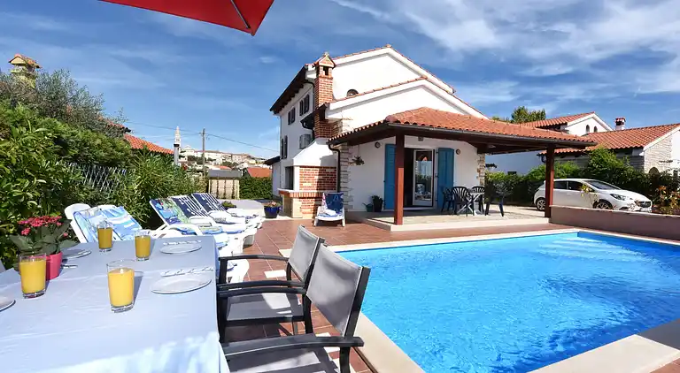 Smukt sommerhus med privat pool og have