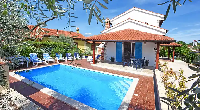 Smukt sommerhus med privat pool og have